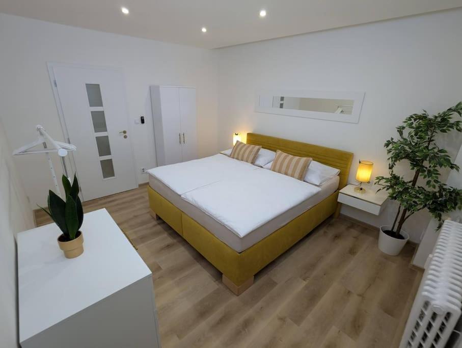 Cool Apartment Znojmo Exterior photo