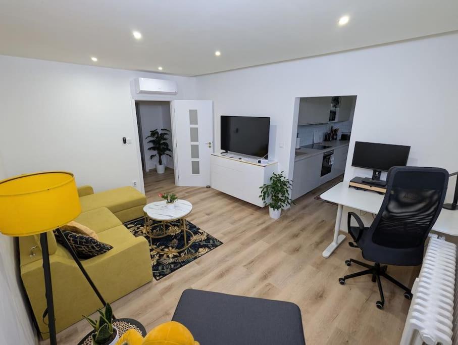 Cool Apartment Znojmo Exterior photo